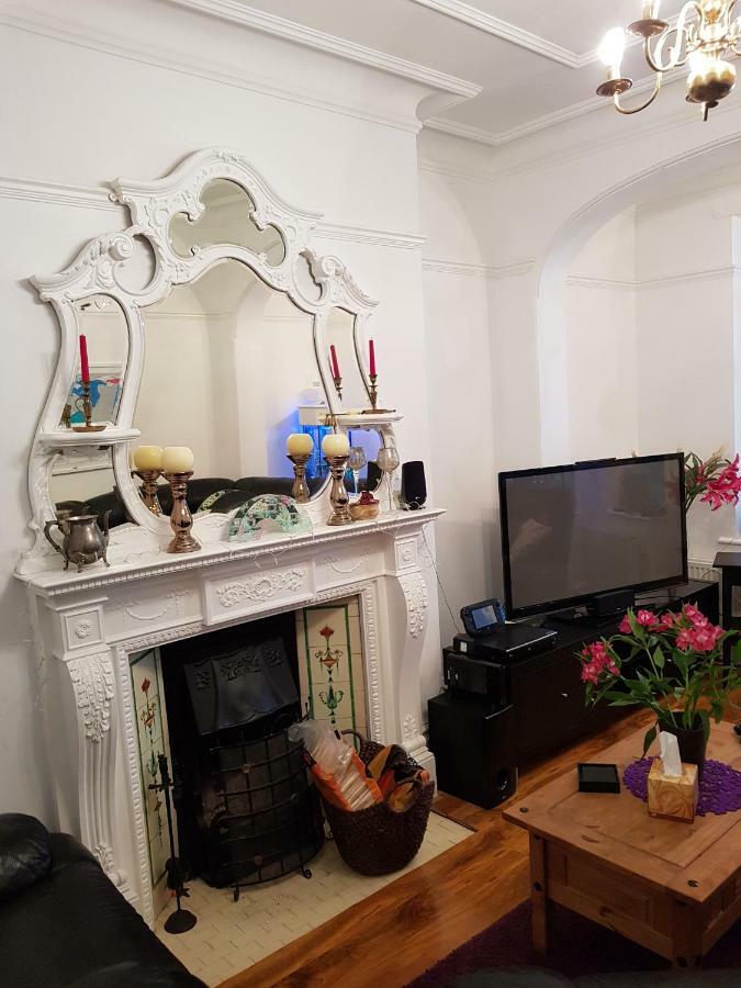 Beautiful Room In Victorian Family Home Ilford Exteriör bild