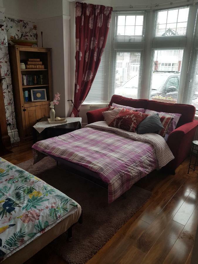 Beautiful Room In Victorian Family Home Ilford Exteriör bild