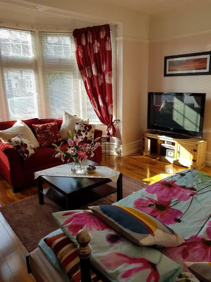 Beautiful Room In Victorian Family Home Ilford Exteriör bild