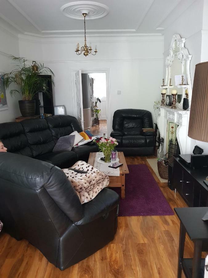 Beautiful Room In Victorian Family Home Ilford Exteriör bild